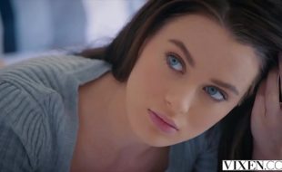 Videos de porno com uma morena linda do olho azul chupando uma pistola com tudo dentro da piscina
