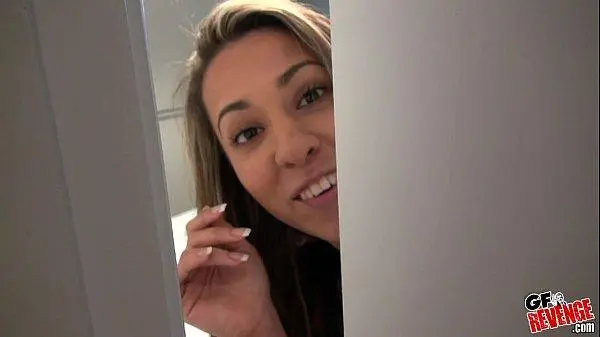 Emily Ferrer no GF r. Veja como a Teen Sophia grava sua sextape agora